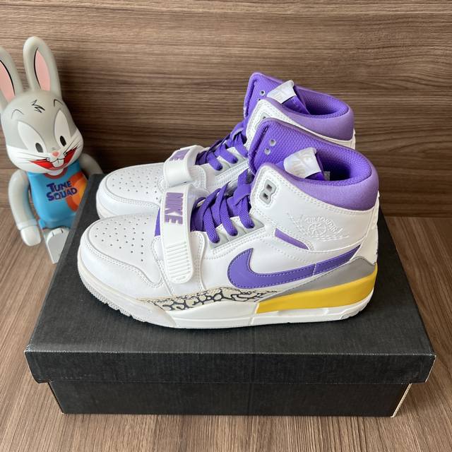 顶级版本Jordan Legacy312 Lakers湖人减震防滑高帮复古篮球鞋男款白紫色。 DDD 码数：36-47 含半码 DDD 编码: At4040-1