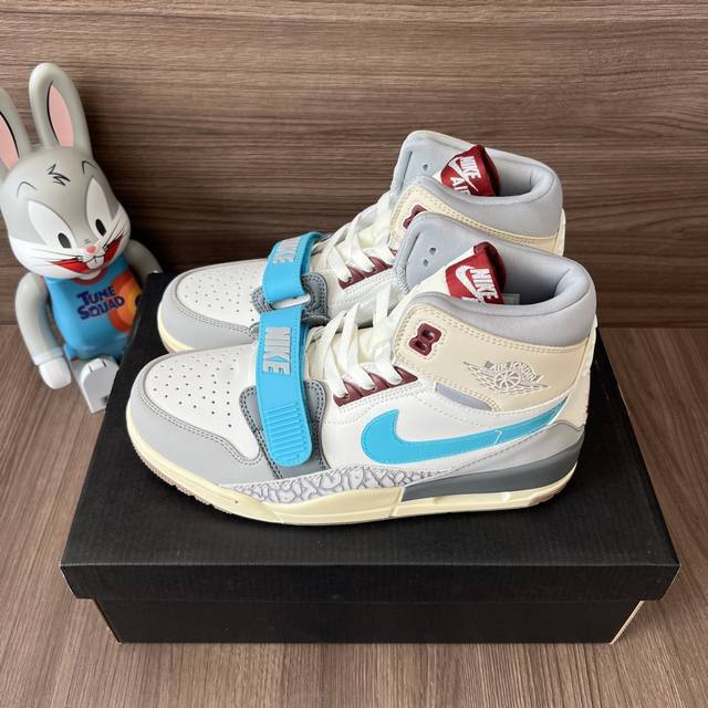 顶级版本Jordan Legacy 312潮流耐磨高帮复古篮球鞋男款白灰蓝。 DDD 码数：36-47 含半码 DDD 编码: Fb1875-141 DDD 全