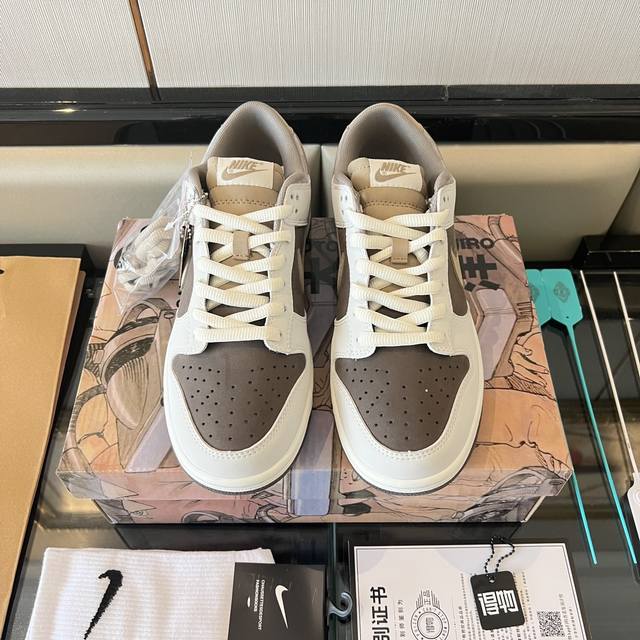 全毒包装：毒卡一张 毒扣一对 手提袋 配送耐克帮袜子一副。 DDD 面料：头层牛皮+麂皮。大底：原*开模双色大底。 DDD 大友克洋米棕白男女潮流休闲运动低帮板
