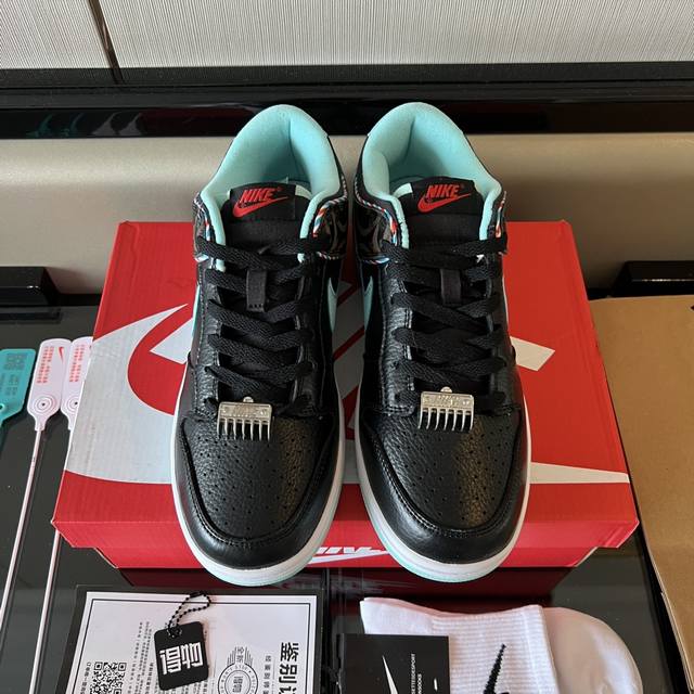 全毒包装：毒卡一张 毒扣一对 手提袋 配送耐克帮袜子一副。 DDD 面料：头层牛皮+麂皮。大底：原*开模双色大底。Nike Dunk Low理发店 黑蓝 低帮