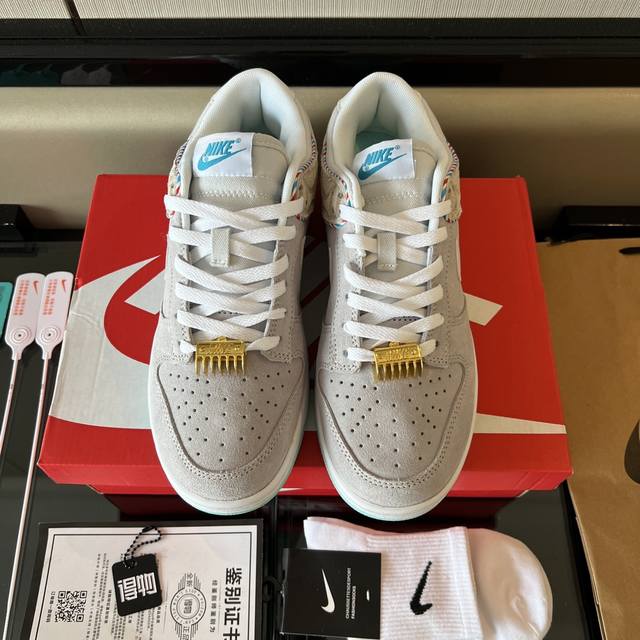 全毒包装：毒卡一张 毒扣一对 手提袋 配送耐克帮袜子一副。 DDD 面料：头层牛皮+麂皮。大底：原*开模双色大底。Nike Dunk Low理发店 蓝灰棕 黑蓝