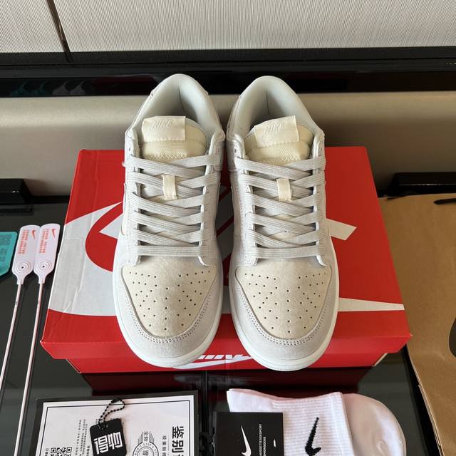 全毒包装：毒卡一张 毒扣一对 手提袋 配送耐克帮袜子一副。 DDD 面料：头层牛皮+麂皮。大底：原*开模双色大底。 Nike Dunk Low 奶灰色 复古 低