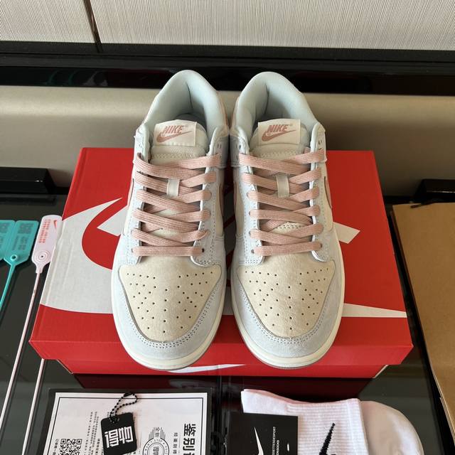 全毒包装：毒卡一张 毒扣一对 手提袋 配送耐克帮袜子一副。 DDD 面料：头层牛皮+麂皮。大底：原*开模双色大底。 Nike Dunk Low 灰蓝粉化石玫瑰复