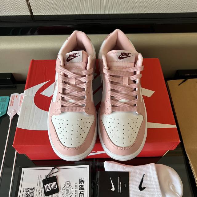 全毒包装：毒卡一张 毒扣一对 手提袋 配送耐克帮袜子一副。 DDD 面料：头层牛皮+麂皮。大底：原*开模双色大底。Nike Dunk Low 玫瑰粉 低帮 复古