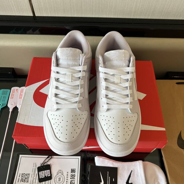 全毒包装：毒卡一张 毒扣一对 手提袋 配送耐克帮袜子一副。 DDD 面料：头层牛皮+麂皮。大底：原*开模双色大底。 Nike Dunk Low浅紫色 白紫 低帮