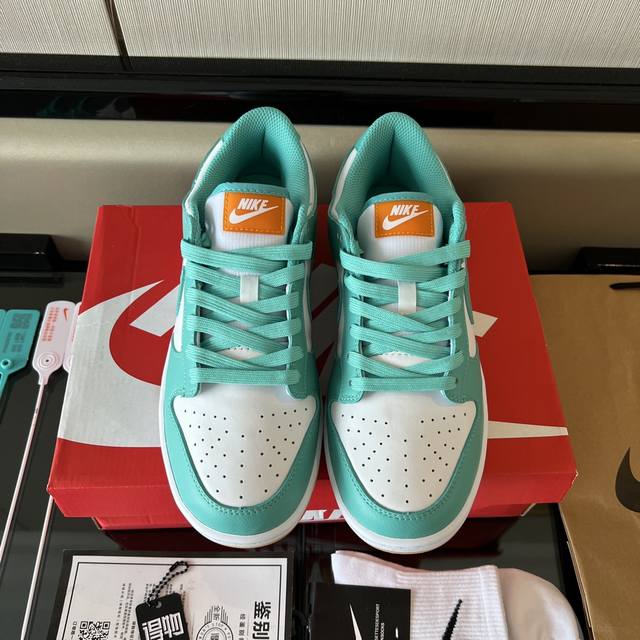全毒包装：毒卡一张 毒扣一对 手提袋 配送耐克帮袜子一副。 DDD 面料：头层牛皮+麂皮。大底：原*开模双色大底。Nike Dunk Low 水鸭青 蒂芙尼 白