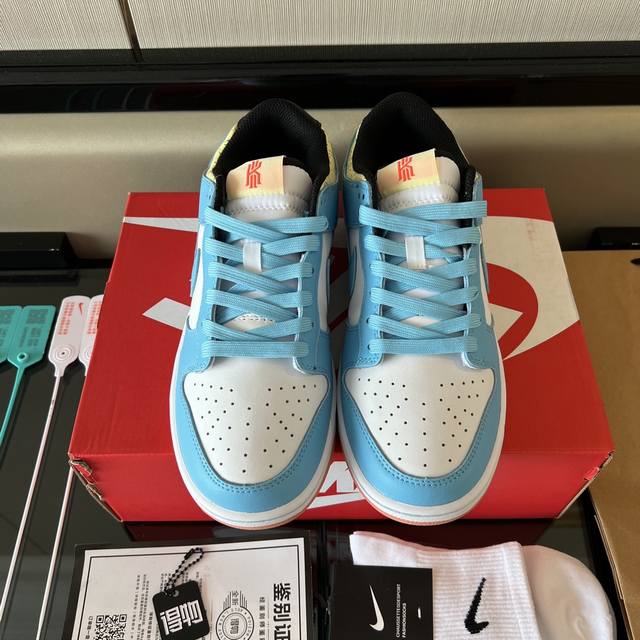 全毒包装：毒卡一张 毒扣一对 手提袋 配送耐克帮袜子一副。 DDD 面料：头层牛皮+麂皮。大底：原*开模双色大底。 DDD Nike Dunk Low 欧文 白