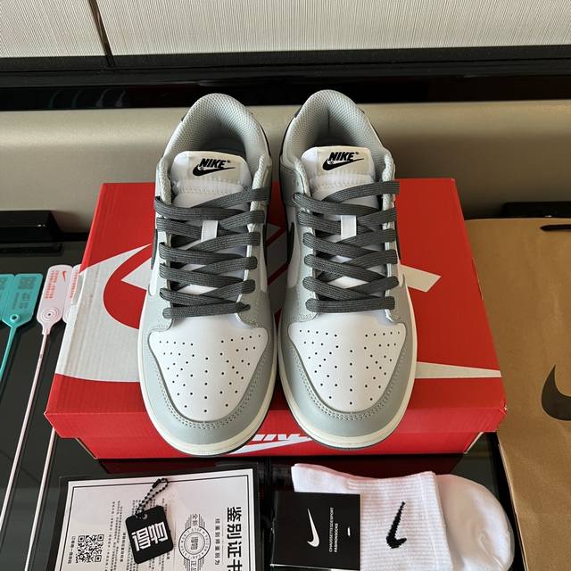 全毒包装：毒卡一张 毒扣一对 手提袋 配送耐克帮袜子一副。 DDD 面料：头层牛皮+麂皮。大底：原*开模双色大底。 DDD Nike Dunk Low 女款 灰