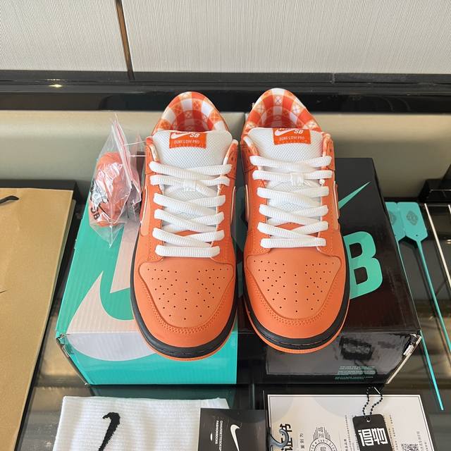 全毒包装：毒卡一张 毒扣一对 手提袋 配送耐克帮袜子一副。 DDD 面料：头层牛皮+麂皮。大底：原*开模双色大底。 DDD Nike Dunk Sb Low 橙