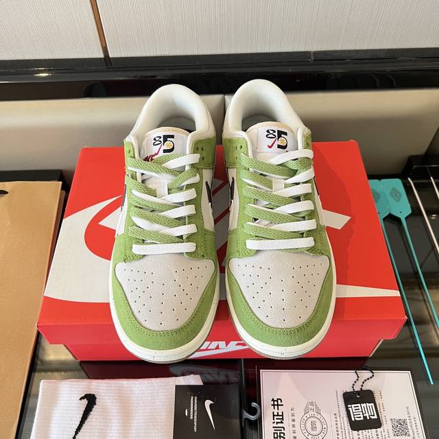 全毒包装：毒卡一张 毒扣一对 手提袋 配送耐克帮袜子一副。 DDD 面料：头层牛皮+麂皮。大底：原*开模双色大底。 DDD Nike Dunk Low Se 8