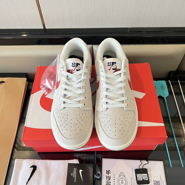 全毒包装：毒卡一张 毒扣一对 手提袋 配送耐克帮袜子一副。 DDD 面料：头层牛皮+麂皮。大底：原*开模双色大底。 DDD Nike Dunk Low 灰红 帆