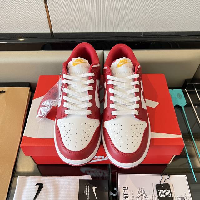 全毒包装：毒卡一张 毒扣一对 手提袋 配送耐克帮袜子一副。 DDD 面料：头层牛皮+麂皮。大底：原*开模双色大底。 DDD Nike Dunk Low 白红 低