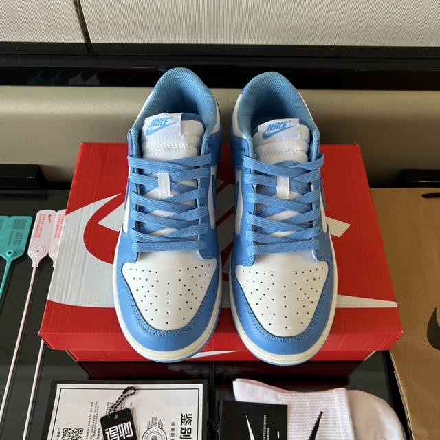 全毒包装：毒卡一张 毒扣一对 手提袋 配送耐克帮袜子一副。 DDD 面料：头层牛皮+麂皮。大底：原*开模双色大底。 Nike Dunk Low 北卡蓝 白蓝低帮