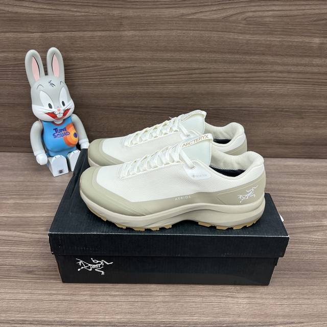 顶级版本Arcteryx始祖鸟 Aerios Aura 圆头舒适 减震防滑耐磨 低帮 徒步鞋 男女同款 白灰色。 DDD 货号: L08426600 DDD 包