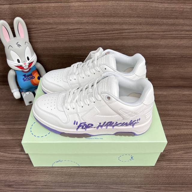 顶级版本Off-White Out Of Office 低帮涂鸦板鞋情侣款白紫。 DDD Off-White箭头符号、Ziptie 标签、1Ogo印花等经典元素