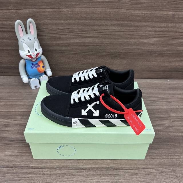 顶级版本Off-White C O Virgil Abloh Vulc Low Top 箭头低帮硫化帆布板鞋 黑白字母 DDD 一双充满街头韵味的棋盘格元素，亮