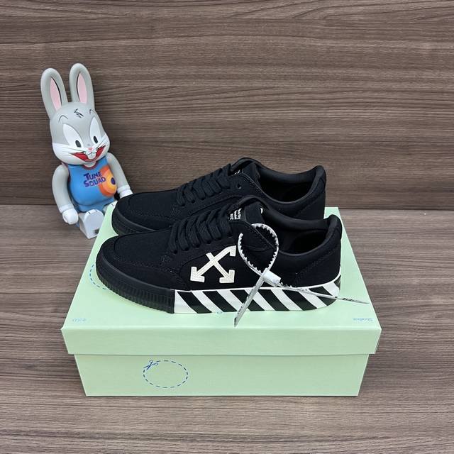 顶级版本Off-White C O Virgil Abloh Vulc Low Top 箭头低帮硫化帆布板鞋 黑白 DDD 一双充满街头韵味的棋盘格元素，亮点其