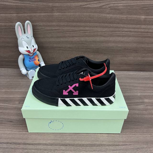 顶级版本Off-White C O Virgil Abloh Vulc Low Top 箭头低帮硫化帆布板鞋 黑红 DDD 一双充满街头韵味的棋盘格元素，亮点其
