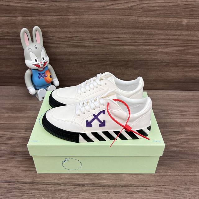 顶级版本Off-White C O Virgil Abloh Vulc Low Top 箭头低帮硫化帆布板鞋 白紫 DDD 一双充满街头韵味的棋盘格元素,亮点其 顶级版本Off-White C O Virgil Abloh Vulc Low Top 箭头低帮硫化帆布板鞋 白紫 DDD 一双充满街头韵味的棋盘格元素,亮点其