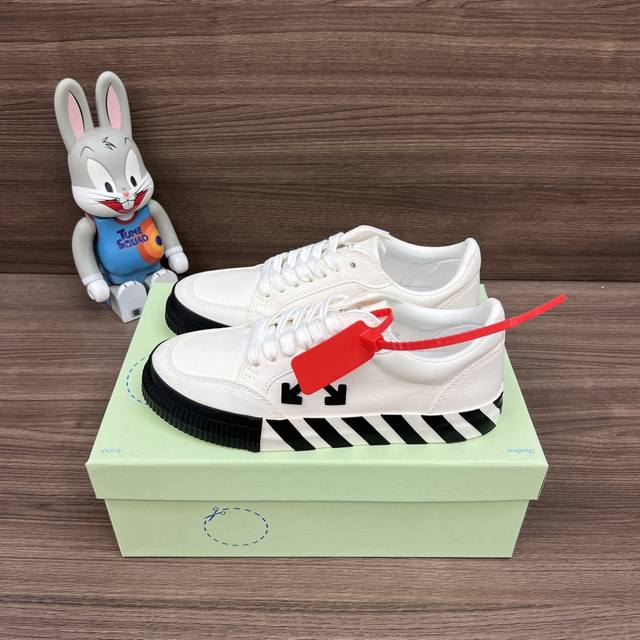 顶级版本Off-White C O Virgil Abloh Vulc Low Top 箭头低帮硫化帆布板鞋 白黑 DDD 一双充满街头韵味的棋盘格元素,亮点其 顶级版本Off-White C O Virgil Abloh Vulc Low Top 箭头低帮硫化帆布板鞋 白黑 DDD 一双充满街头韵味的棋盘格元素,亮点其