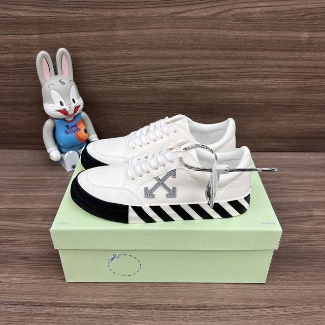 顶级版本Off-White C O Virgil Abloh Vulc Low Top 箭头低帮硫化帆布板鞋 白灰 DDD 一双充满街头韵味的棋盘格元素,亮点其 顶级版本Off-White C O Virgil Abloh Vulc Low Top 箭头低帮硫化帆布板鞋 白灰 DDD 一双充满街头韵味的棋盘格元素,亮点其
