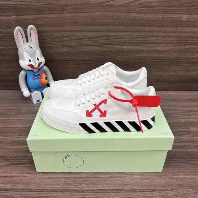 顶级版本Off-White C O Virgil Abloh Vulc Low Top 箭头低帮硫化帆布板鞋 白红 DDD 一双充满街头韵味的棋盘格元素,亮点其 顶级版本Off-White C O Virgil Abloh Vulc Low Top 箭头低帮硫化帆布板鞋 白红 DDD 一双充满街头韵味的棋盘格元素,亮点其