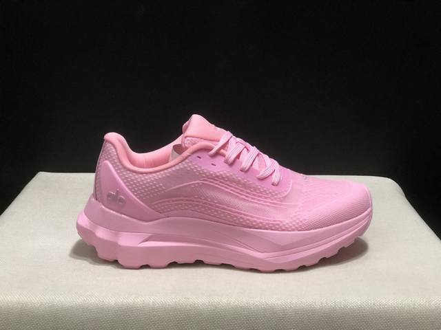 顶级 Alo Yoga Alo Runner 舒适透气 低帮 城市通勤跑步鞋 男女同款 . DDD 包装:全套得物配件加固得物盒包装。 DDD 码数:36-40