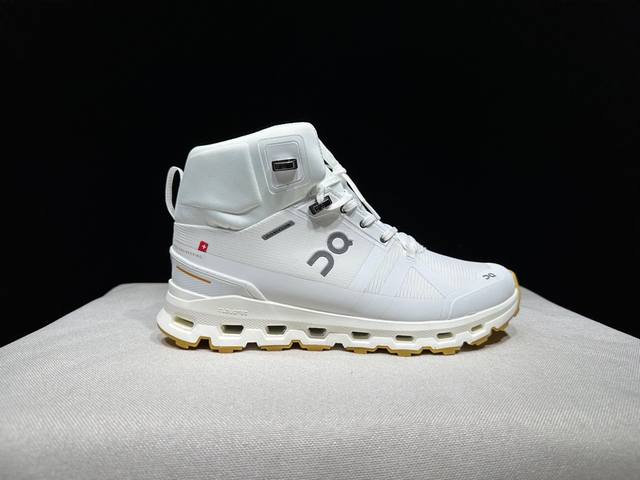 顶级版本On昂跑 Cloudrock 2 Waterproof 防水户外徒步鞋！ DDD 瑞士高性能运动品牌On打造的此系列作品，鞋面由再生聚酯纤维和网眼布制成