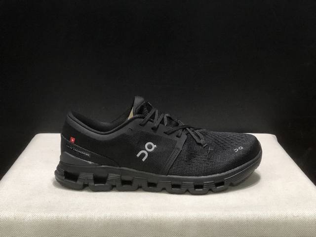 顶级版本On昂跑 Could X 4 舒适减震防滑透气低帮跑鞋！ DDD 瑞士高性能运动品牌On打造的此系列作品，鞋面由再生聚酯纤维和网眼布制成，采用独家镂空橡