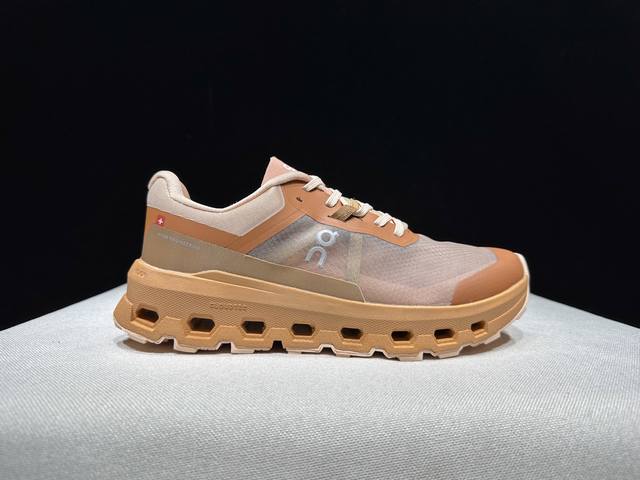 顶级版本On昂跑 Could Vista 缓震越野跑鞋男款！ DDD 瑞士高性能运动品牌On打造的此系列作品，鞋面由再生聚酯纤维和网眼布制成，采用独家镂空橡胶鞋