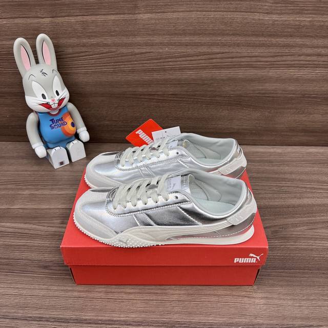 顶级版本Puma Bella Ut 时尚百搭舒适薄底鞋 防滑耐磨 低帮 生活休闲鞋男女同款银白色。 DDD 货号: 402186-06 DDD 包装:全套得物配 顶级版本Puma Bella Ut 时尚百搭舒适薄底鞋 防滑耐磨 低帮 生活休闲鞋男女同款银白色。 DDD 货号: 402186-06 DDD 包装:全套得物配