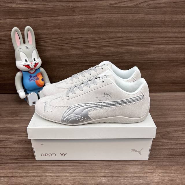 顶级版本Puma Speedcat Lth 柔软舒适 防滑耐磨 低帮 生活休闲鞋 男女同款 白色。 DDD 鞋面采用头层麂皮刺绣彪马Logo 拼接Puma标志性 顶级版本Puma Speedcat Lth 柔软舒适 防滑耐磨 低帮 生活休闲鞋 男女同款 白色。 DDD 鞋面采用头层麂皮刺绣彪马Logo 拼接Puma标志性