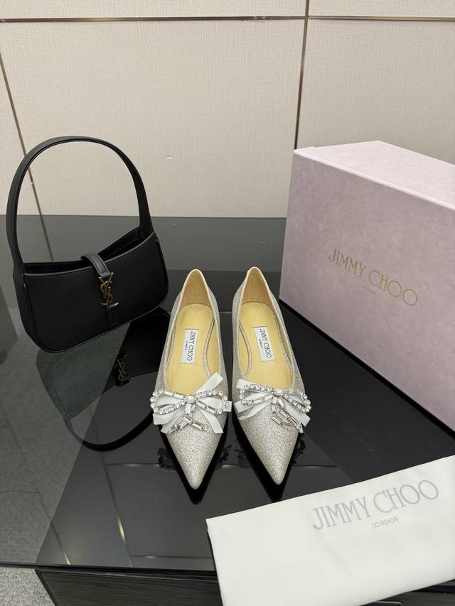 厂价P DDD Jimmy Choo26Wf早春新品尖头 DDD 水钻蝴蝶结粗跟单鞋 DDD 当复古优雅与摩登闪耀撞个满怀 DDD 鞋头缀以手工镶嵌的捷克水钻蝴 厂价P DDD Jimmy Choo26Wf早春新品尖头 DDD 水钻蝴蝶结粗跟单鞋 DDD 当复古优雅与摩登闪耀撞个满怀 DDD 鞋头缀以手工镶嵌的捷克水钻蝴