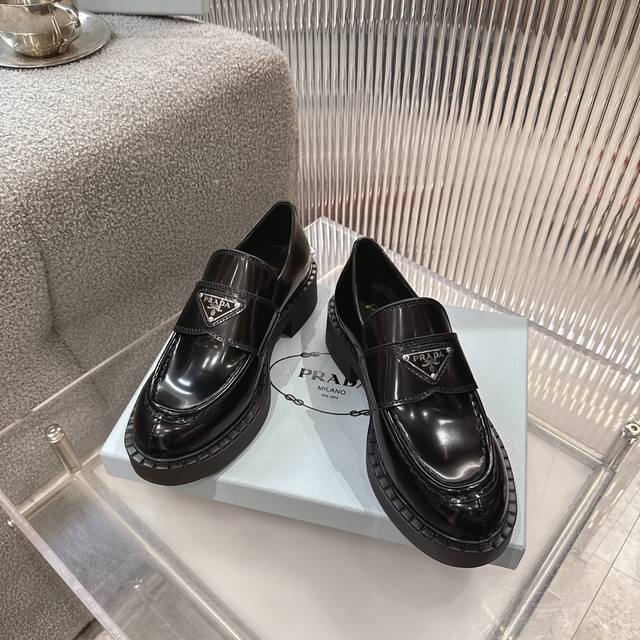 Prad顶级版本！ DDD 精品品质已认证 DDD 经典爆款Prada普拉达最高版本1:1复刻。 DDD 春秋四季乐福德比鞋，经典银黑三角标， DDD 搭配鞋面