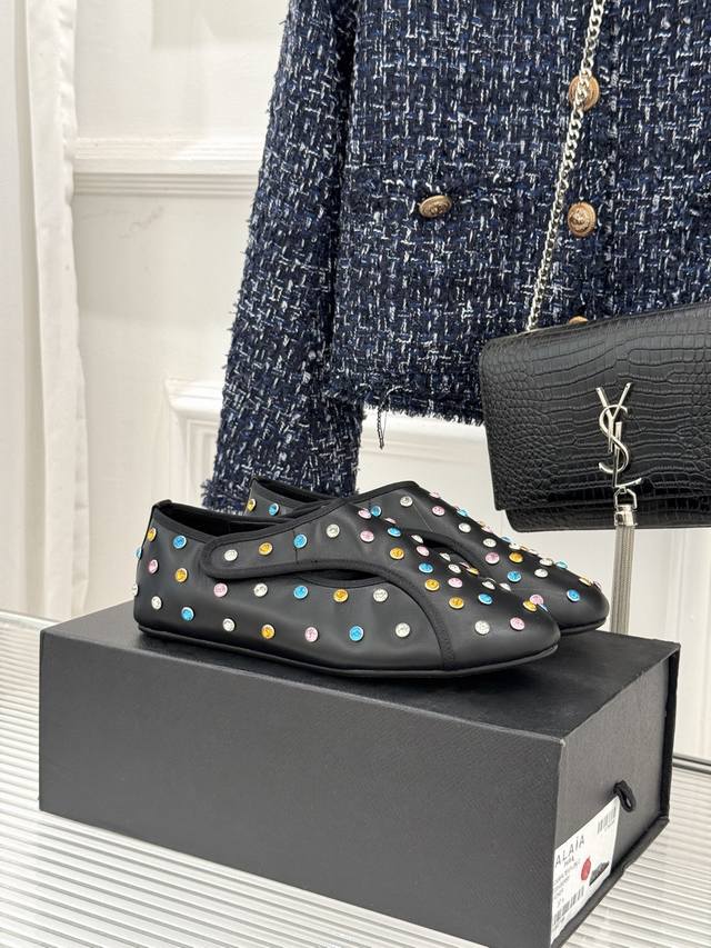 厂价 DDD Alaa 阿莱亚26Wf新品彩钻魔术贴 DDD 芭蕾舞鞋 DDD 当雕塑感基因邂逅星芒璀璨 DDD 为独立女性的步履注入高光仪式感。 DDD 满钻