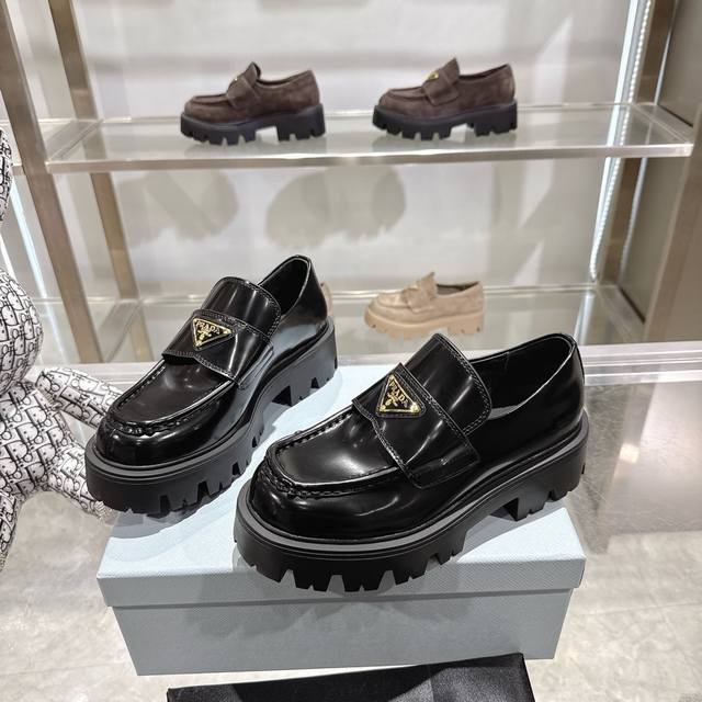 顶级版本 DDD 2025 Prad新款厚乐福鞋已认证普拉达 DDD 经典爆款三角扣增高乐福鞋，精品品质！ DDD 时尚博主明星网红厚爱，复古时髦 DDD 前卫