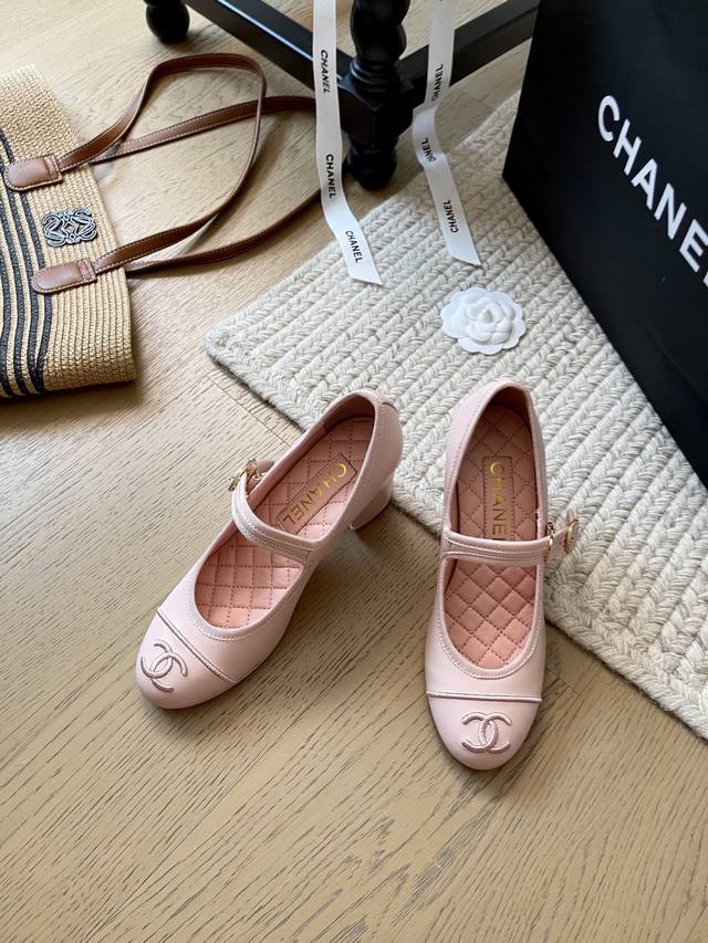 Chanel 25K走秀款玛丽珍粗跟！ DDD 顶级版本！抢先发售 DDD 面料灯芯绒斜纹拼接立体电绣Logo DDD 内里羊皮 真皮大底 DDD 码数：35-