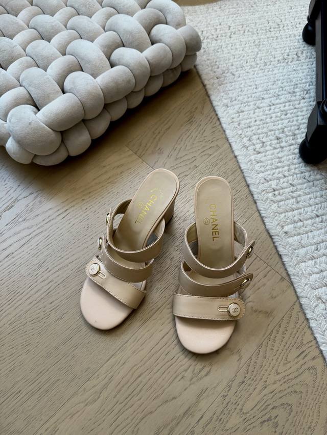 Chanel 26C早春新款凉鞋系列！ DDD 顶级版本！抢先发售 DDD 鞋面采用进口小羊皮 内里垫脚混种羊皮 意大利A级真皮大底 DDD 跟高：2.5 4.