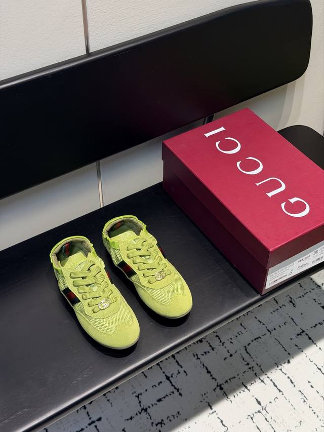 Gg橡筋鞋超级轻盈柔软到可以卷起来的一双跳舞鞋棕色牛反绒面+Gg布，精心缀饰Gg五金扣。轻盈质感与闪耀外观兼具。鞋口羊皮包缝橡筋工艺。张驰有度，驰骋随心所欲！羊