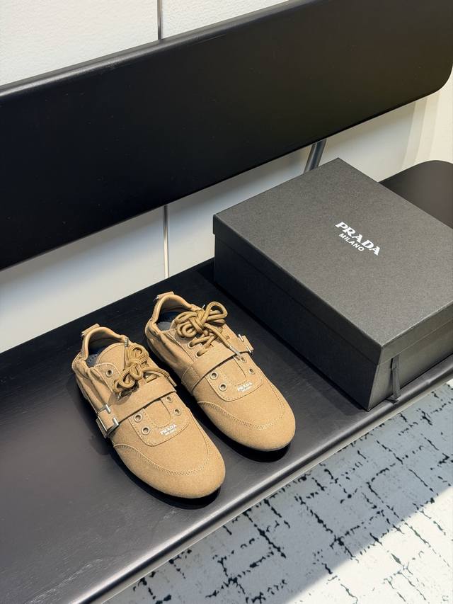 Prad**经典款运动鞋复古德训鞋休闲鞋 DDD 采用复古德训鞋的低帮流线型廓形，鞋头为尖圆头设计，整体线条利落简约；鞋舌处印有Prada经典Logo，鞋带与鞋