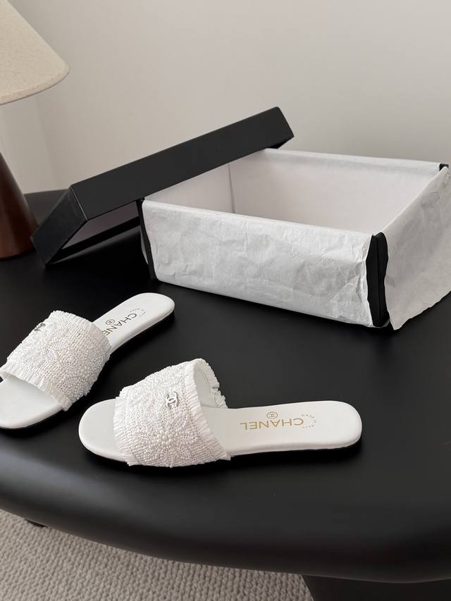 Chanel 25K春夏新品拖鞋系列 DDD 这一季山茶花系列真的超美 DDD 香奶奶家一贯的优雅名媛气质 DDD 高级感十足！上脚非常Nice～ DDD 不管