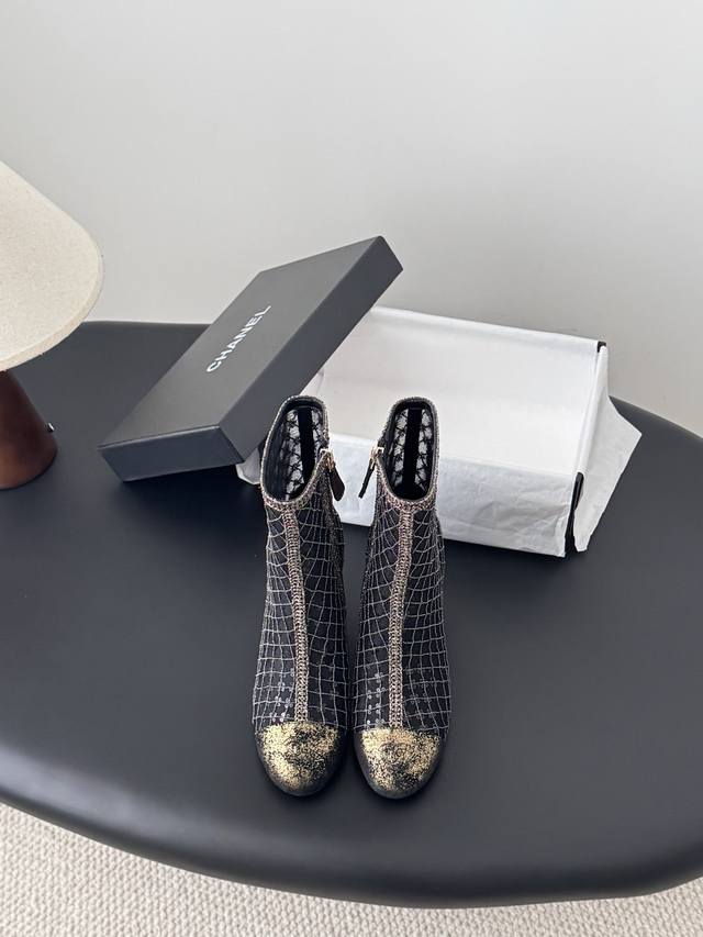 Chanel 25K新款坡跟短靴 DDD 复古线条 配色设计全在线！暴走一天脚感超舒适，运动风 混搭风随便玩，买完想天天穿它出门溜达烫。 DDD 内里羊皮 真皮