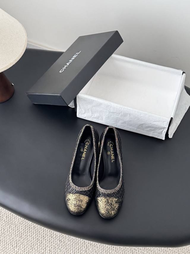 Chanel 25新款珍珠玛丽珍单鞋 DDD 皮料质感超好，上脚秀气～ DDD 鞋面小牛皮，内里羊皮，原版大底！ DDD Size:35-39 其它码数定 DD