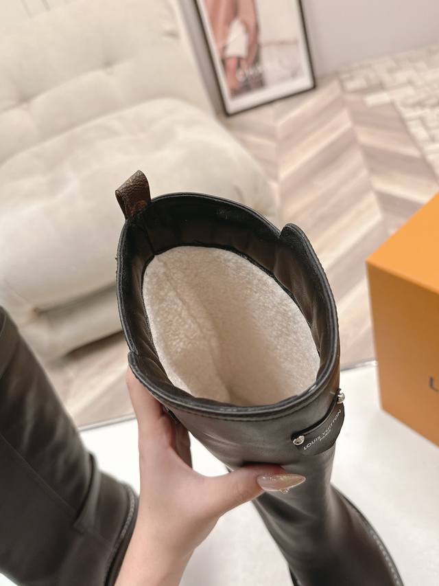 代购级全配套包装 毛内鞋码: 35-42 40、41定做不退换 DDD 本款 Lv Beaubourg 及踝靴以绒面牛皮革彰显丝软质感，为易于穿脱的设计融入厚实