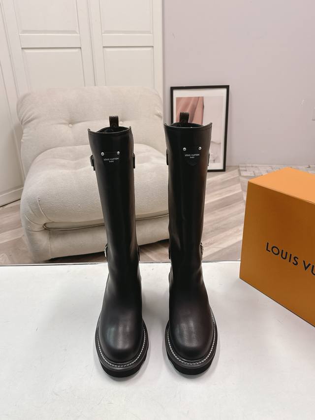 代购级全配套包装 鞋码: 35-42 40、41定做不退换 DDD 本款 Lv Beaubourg 及踝靴以绒面牛皮革彰显丝软质感，为易于穿脱的设计融入厚实鞋跟