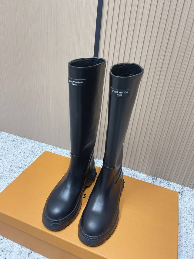 高版本出厂 Size: 35-40 40.41订做不退换 DDD Louis Vuitton 25Ss Lv驴牌新款英伦风帅气马丁靴骑士靴长靴 DDD 楦型百搭