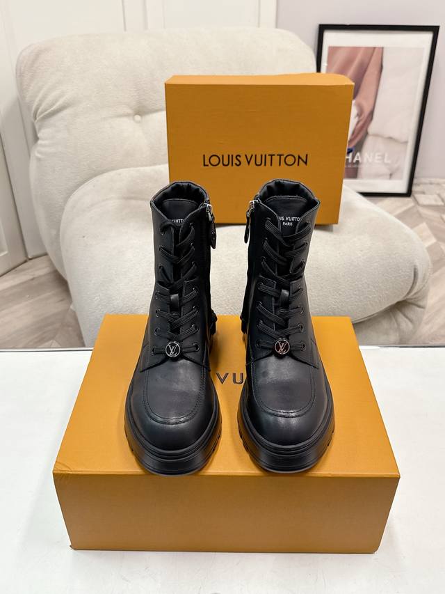 代购级 Size: 女35-41 女40 41 订做不退换 DDD Lv印花路易威登L家 驴牌秋冬短靴一脚蹬马丁靴 DDD 原版购入开发 做货 Lv Check