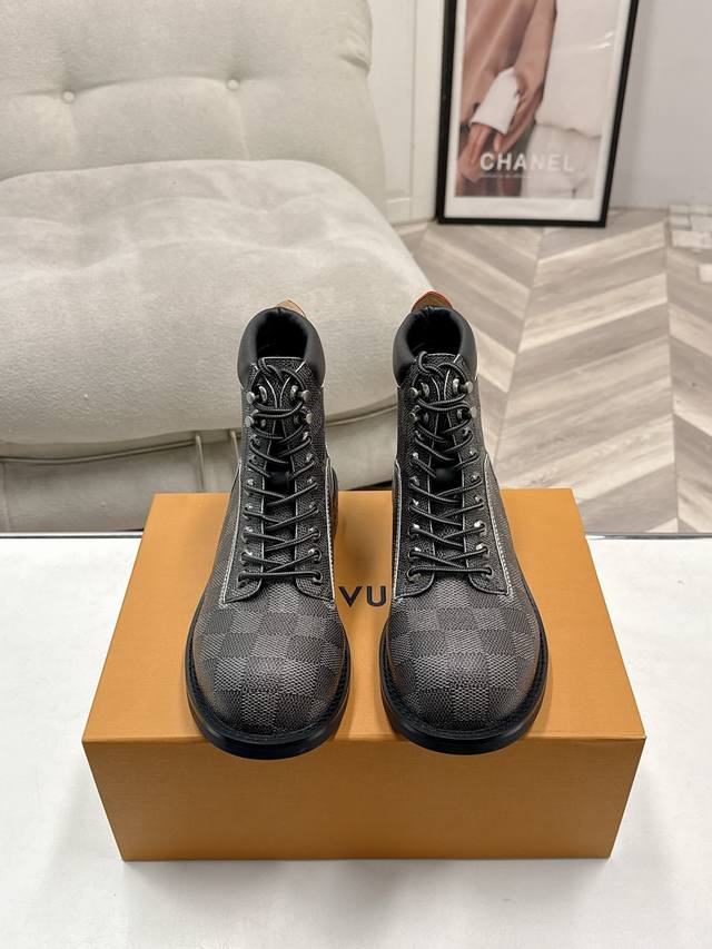 情侣款 Lv驴牌 25Ss 新款秋冬马丁靴短靴 楦型百搭瘦脚Yyds.造型立体饱满，帅气十足 上脚舒适 非常复古风、气场十足，原版老花加绑带设计风格非常经典 细