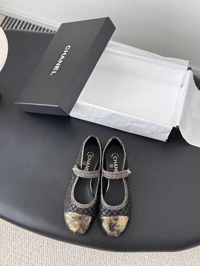 Chanel 25B玛丽珍单鞋Size:35-39 4041订做不退换 DDD 简约又不失甜美俏皮！ DDD 立体电绣Logo，纯色面料清爽易搭，搭配扣子更加跟