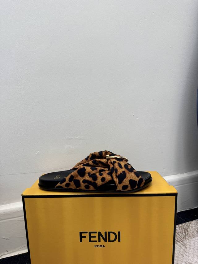 码数：35-46码 女40.41男46订做不退换 DDD Fendi 26夏经典扣饰拖鞋直接美到心巴～ 标志性金属扣饰自带高光Buff，低调中透着藏不住的贵气感